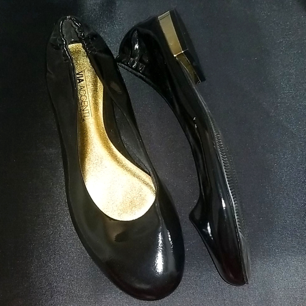 NWOT Black VIA Accenti Shoes Sz 8/8.5 w gold heel